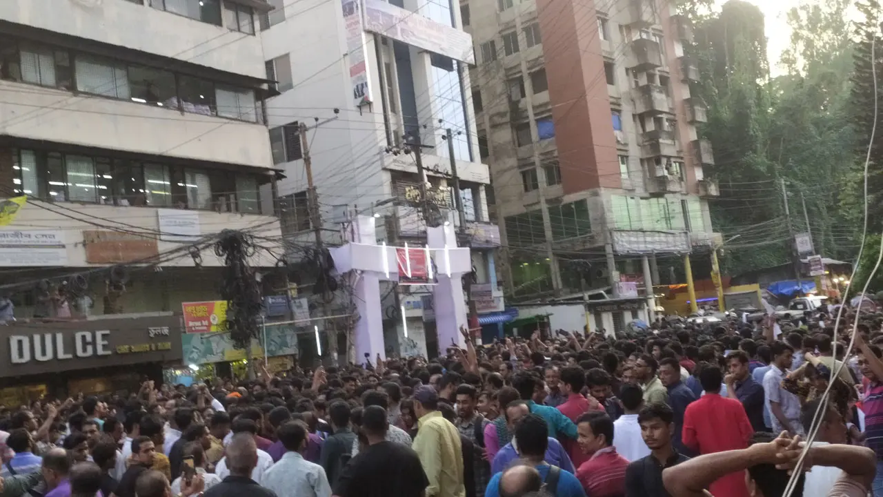 গেরুয়া পতাকাকাণ্ড : মামলা প্রত্যাহার না হলে আন্দোলনের হুঁশিয়ারি