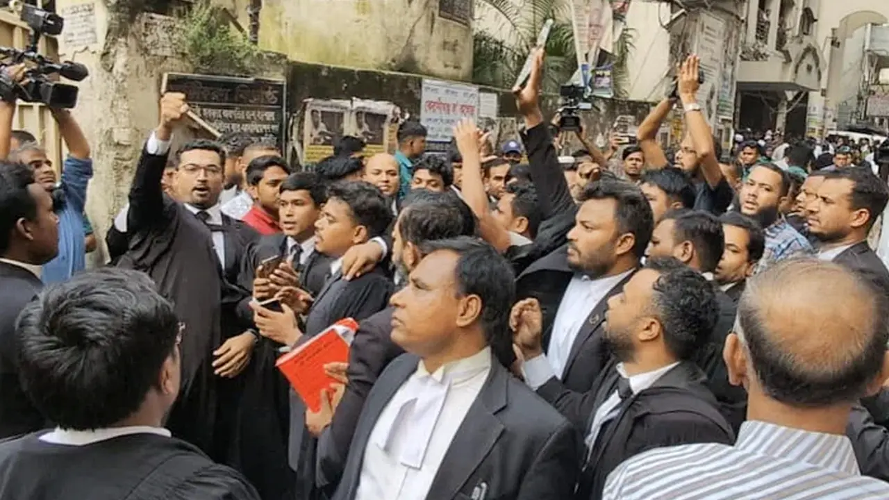 ঢাকার সিএমএম আদালতে আওয়ামীপন্থি আইনজীবীদের বিক্ষোভ 
