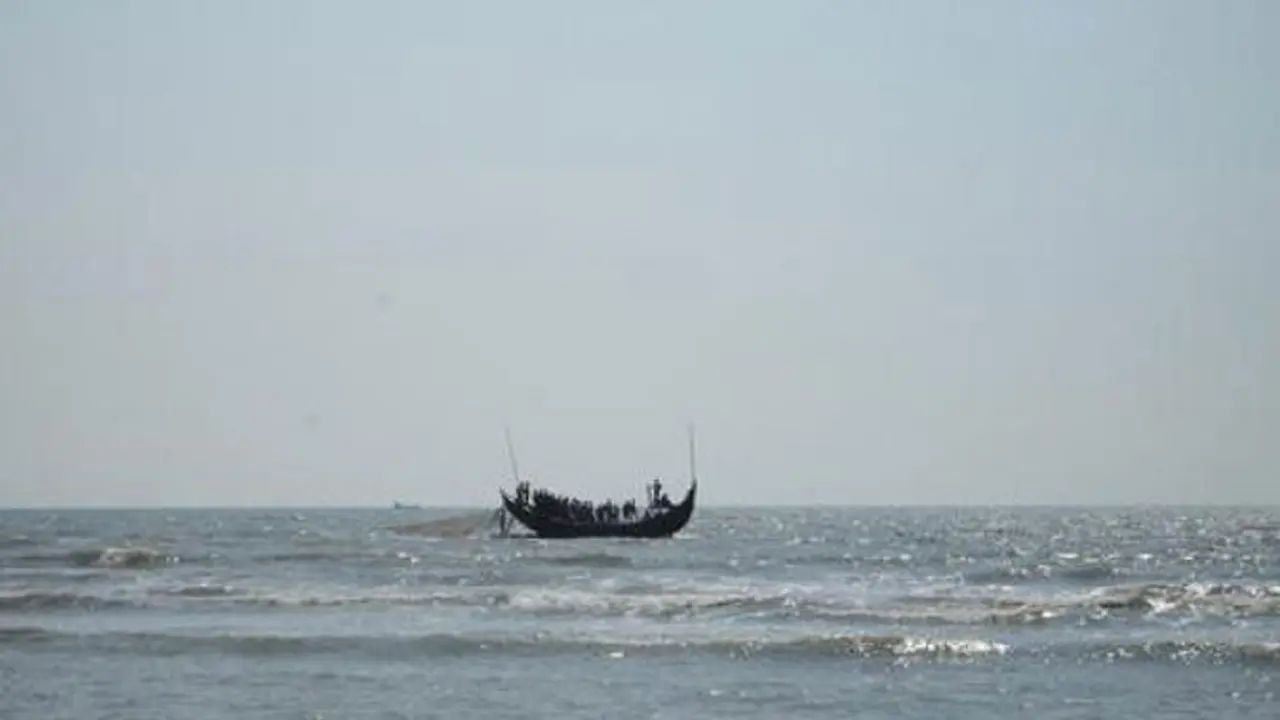 মিয়ানমার থেকে বাংলাদেশি মাছ ধরার ট্রলারে গুলি, নিহত ১