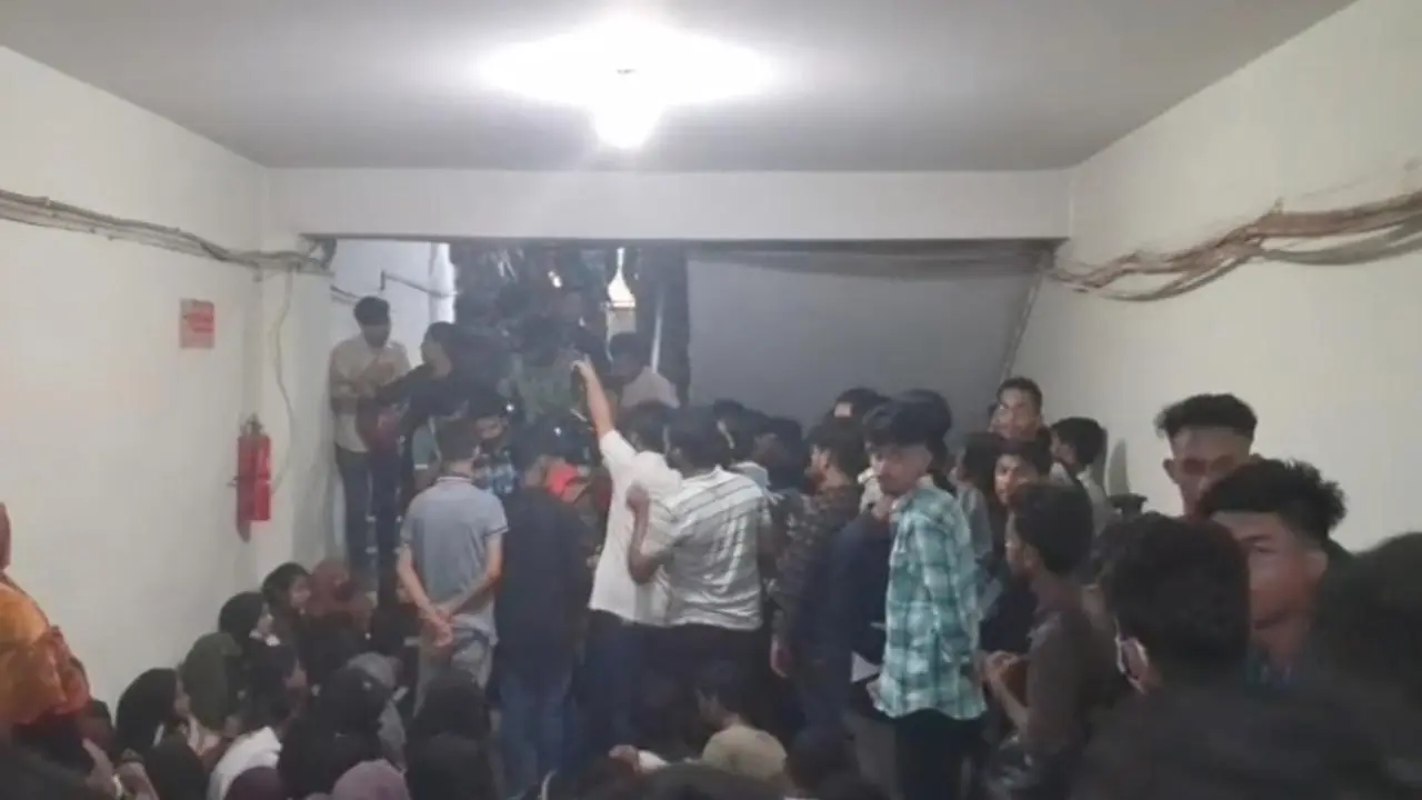 চট্টগ্রাম শিক্ষা বোর্ডে এইচএসসি ফেল শিক্ষার্থীদের বিক্ষোভ