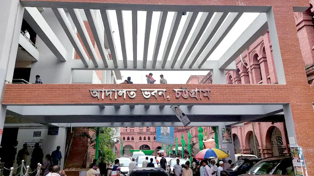 শুনানিতে আদালতে হট্টগোল, বিচারকের এজলাস ত্যাগ