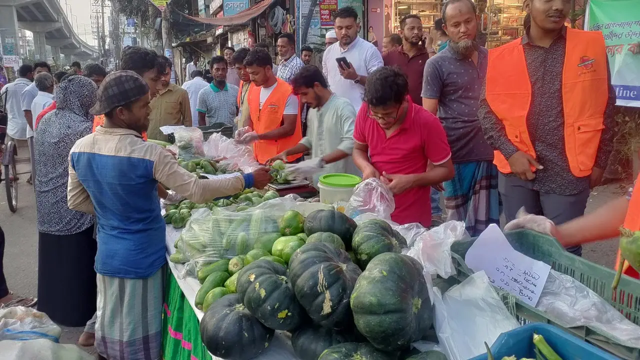 সিন্ডিকেট ভাঙতে ছাত্রদের ন্যায্যমূল্যে সবজি বিক্রি, ক্রেতাদের ভিড়