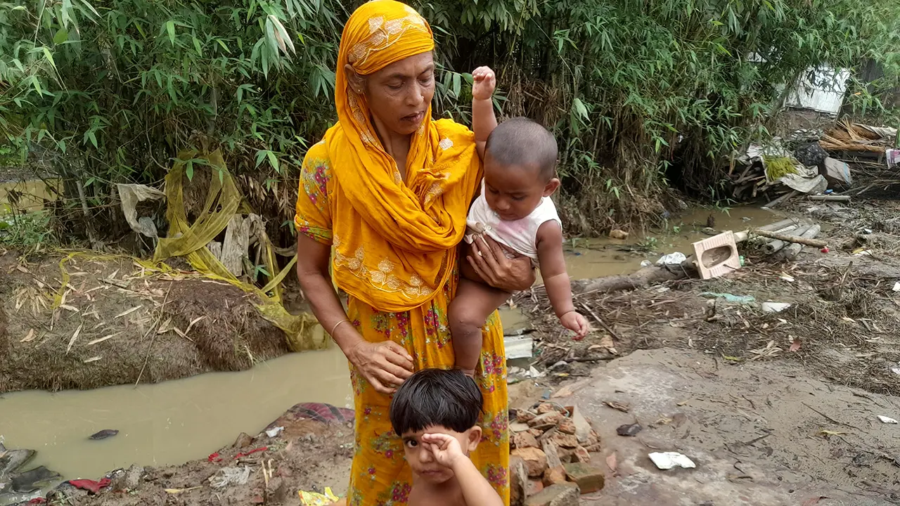 মা নেই-বাবা কারাগারে-বন্যায় নিল ঘর, ৩ শিশু নিয়ে বিপাকে দাদি