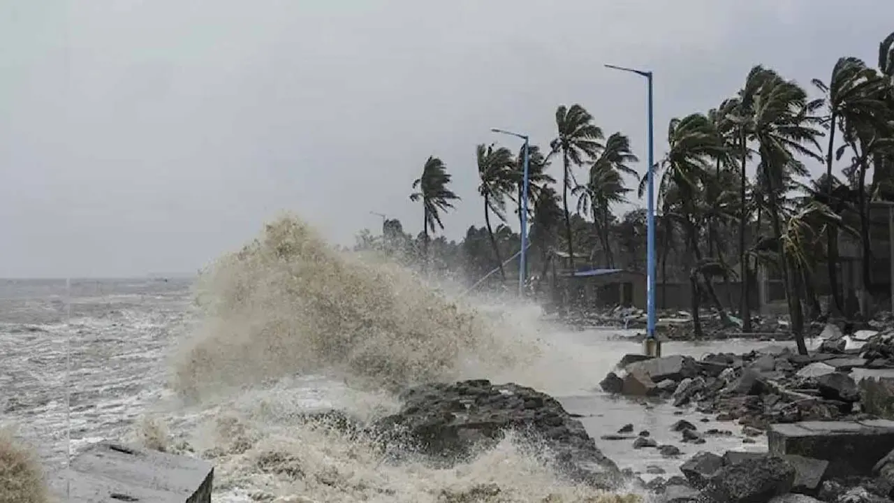 ঘূর্ণিঝড় ‘ডানা’ আতঙ্কে ওড়িশায় বন্ধ স্কুল, সতর্কতা পশ্চিমবঙ্গেও