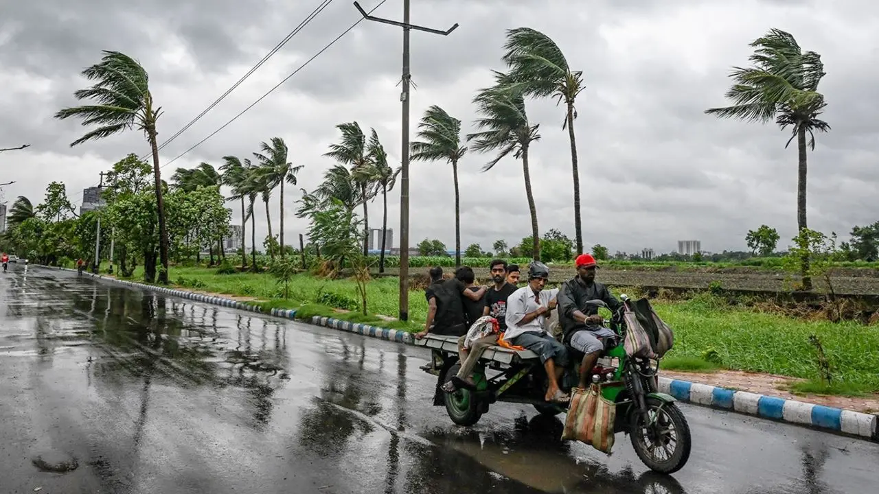 সন্ধ্যার মধ্যে নয় অঞ্চলে ৮০ কিলোমিটার বেগে ঝড়ের আভাস