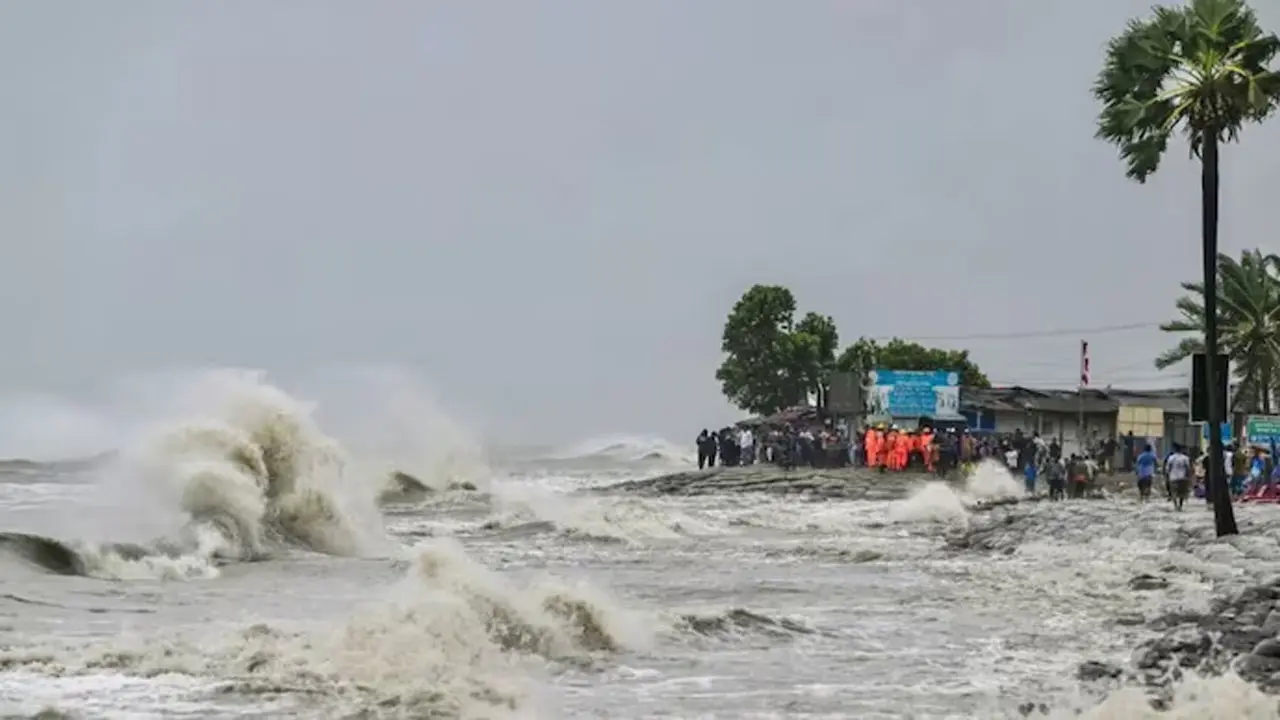 কবে আঘাত হানবে ঘূর্ণিঝড় ডানা? আছড়ে পড়বে কোথায়?