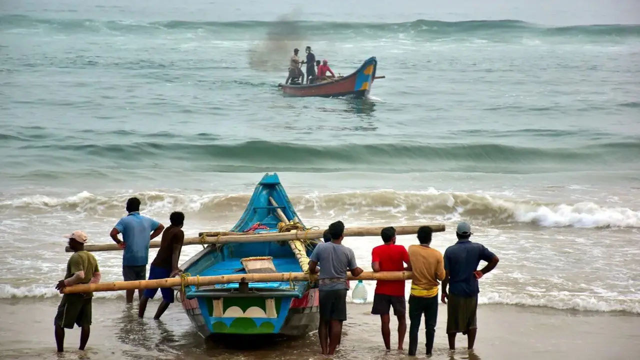 ঘূর্ণিঝড় ডানার কারণে ওড়িশা থেকে পালাচ্ছেন পর্যটকরা