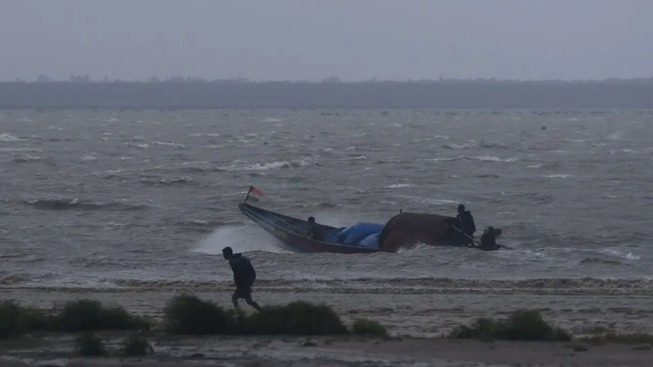 অতিপ্রবল ঘূর্ণিঝড়ে রূপ নিল দানা