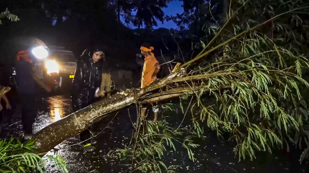 ওড়িশায় আঘাতের পর ছত্তীসগঢ়-মধ্যপ্রদেশের দিকে এগোচ্ছে ‘দানা’