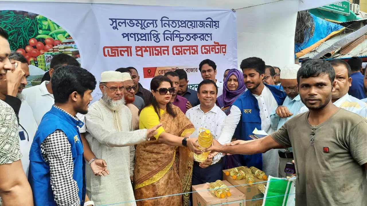 কম দামে নিত্যপ্রয়োজনীয় পণ্য বিক্রি করছেন চট্টগ্রামের ডিসি