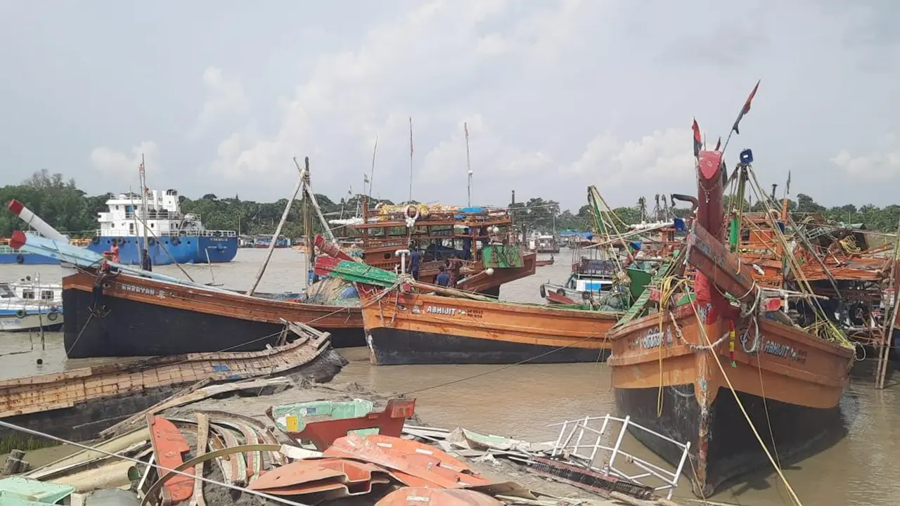 বাংলাদেশের জলসীমায় মাছ ধরতে এসে ৪৮ ভারতীয় জেলে আটক