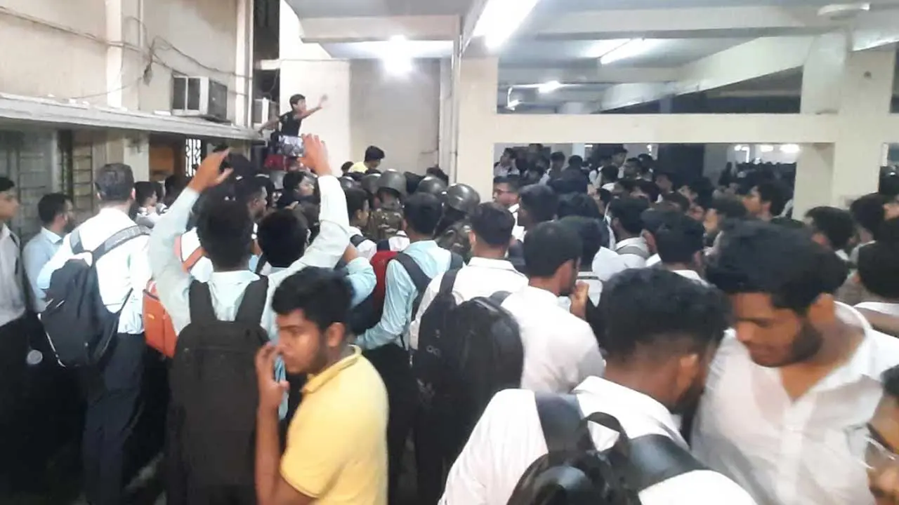 শিক্ষার্থীদের তোপের মুখে অবরুদ্ধ সিটি কলেজের অধ্যক্ষ-উপাধ্যক্ষ