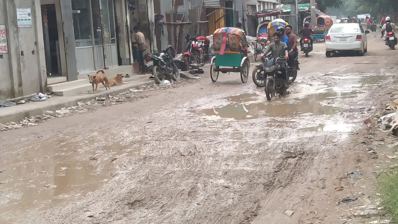 ঢাকার যে রাস্তায় প্রতিদিন উল্টে যায় রিকশা
