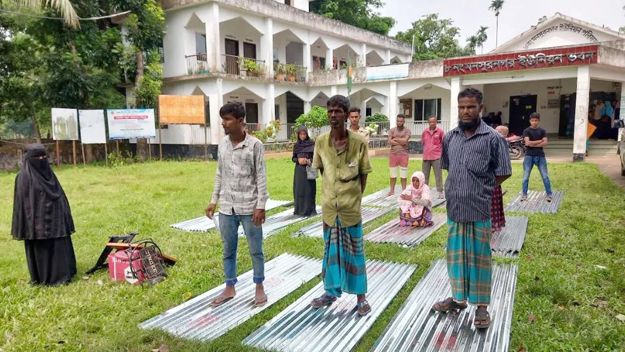 বন্যার্তদের পুনর্বাসনে আট বন্ধুর ব্যতিক্রমী উদ্যোগ