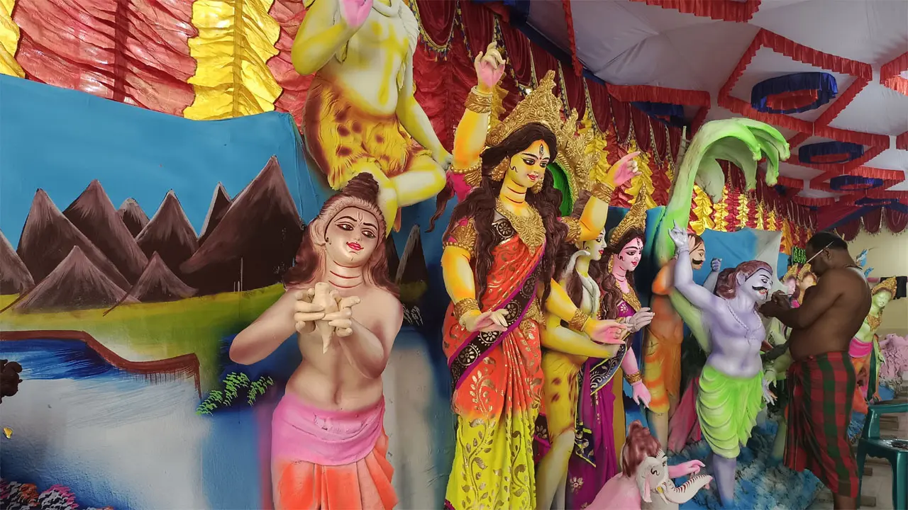 সাতক্ষীরায় ৫৬২ মণ্ডপে রংতুলির কাজ করছেন শিল্পীরা