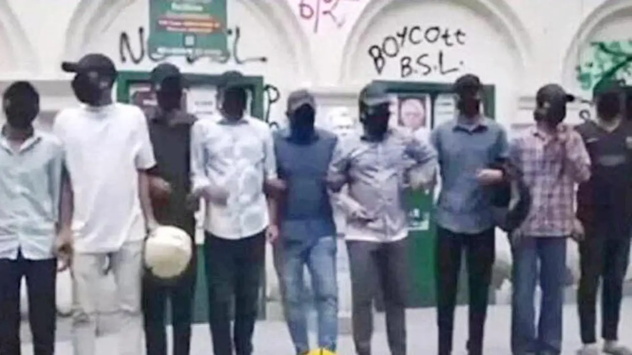 ঢাবির মধুর ক্যান্টিনে কালো কাপড়ে মুখ ঢেকে ছাত্রলীগের মিছিল