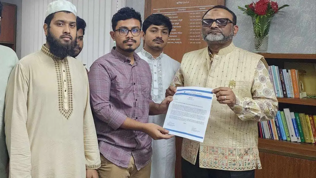ঢাবির ভর্তি পরীক্ষার ফি কমাতে উপাচার্যের কাছে শিবিরের স্মারকলিপি