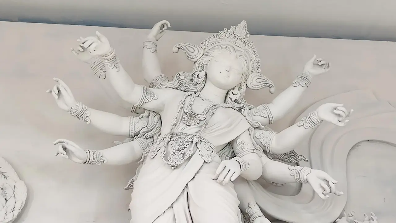 রঙ-তুলির আঁচড়ে সাজছে দেবী দুর্গা, ব্যস্ত সময় কাটছে শিল্পীদের