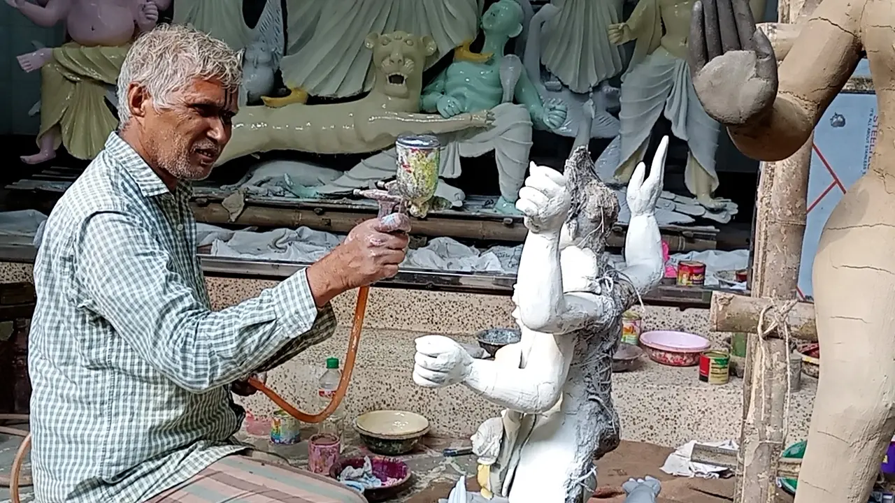 সন্তোষ চন্দ্র পাল সন্তুষ্ট না হয়েও ছেলেকে নিয়ে বানাচ্ছেন প্রতিমা