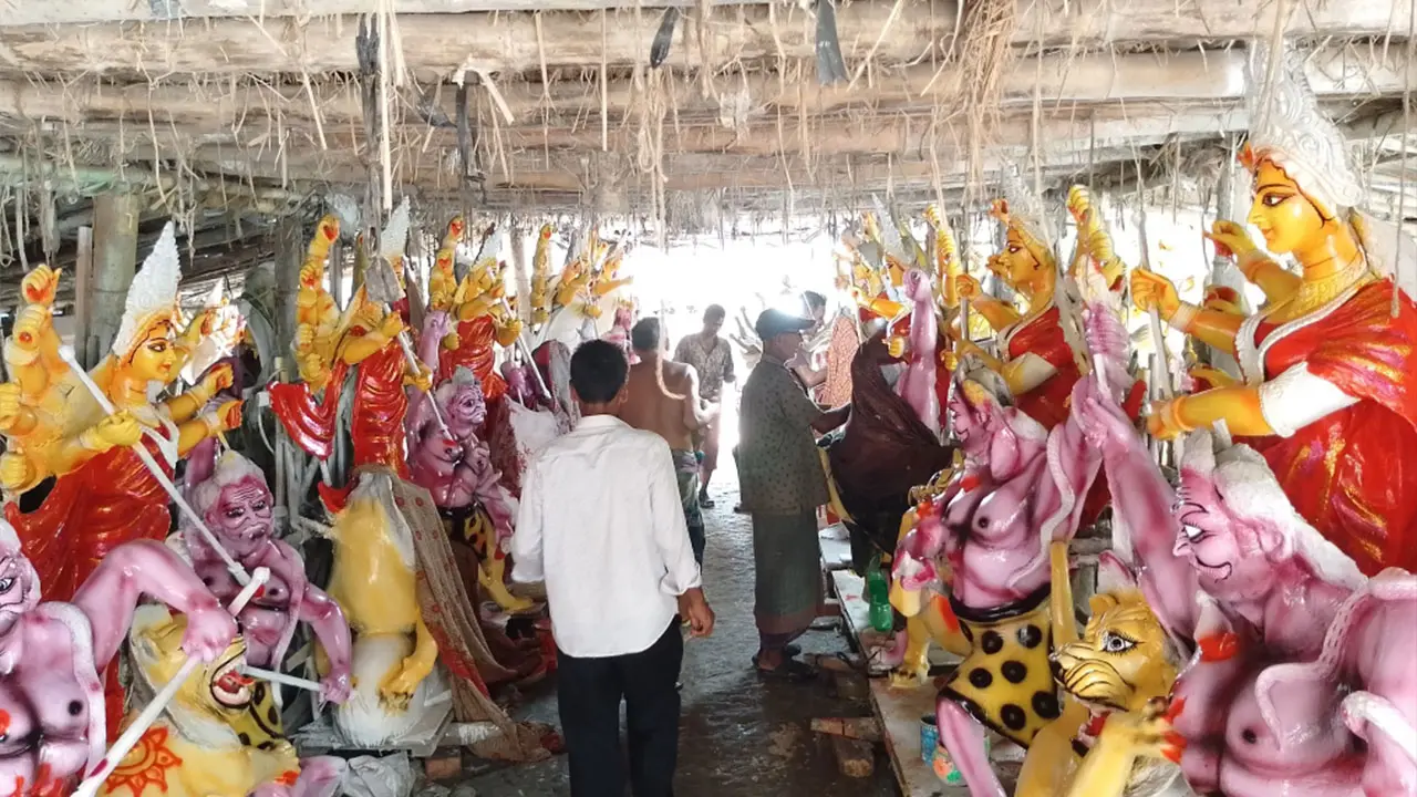 শঙ্কা কাটিয়ে পিরোজপুরে চলছে শেষ মুহূর্তের প্রতিমা তৈরির কাজ