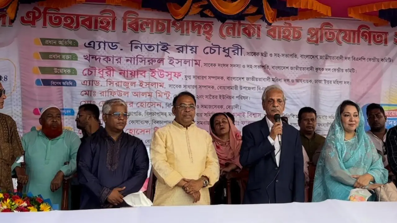 ফরিদপুরে বিল চাপাদহে পনের বছর পর ঐতিহ্যবাহী নৌকা বাইচ অনুষ্ঠিত