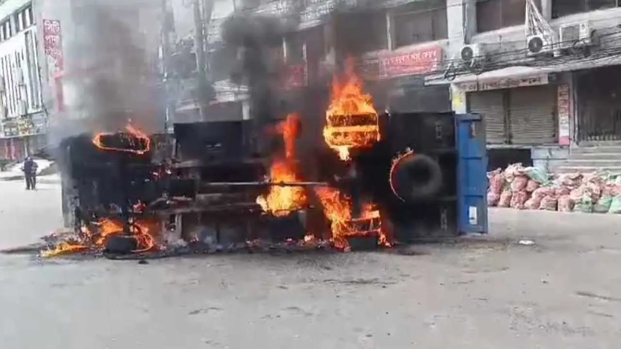 গার্মেন্টস শ্রমিকদের বিক্ষোভ, পুলিশের গাড়িতে আগুন