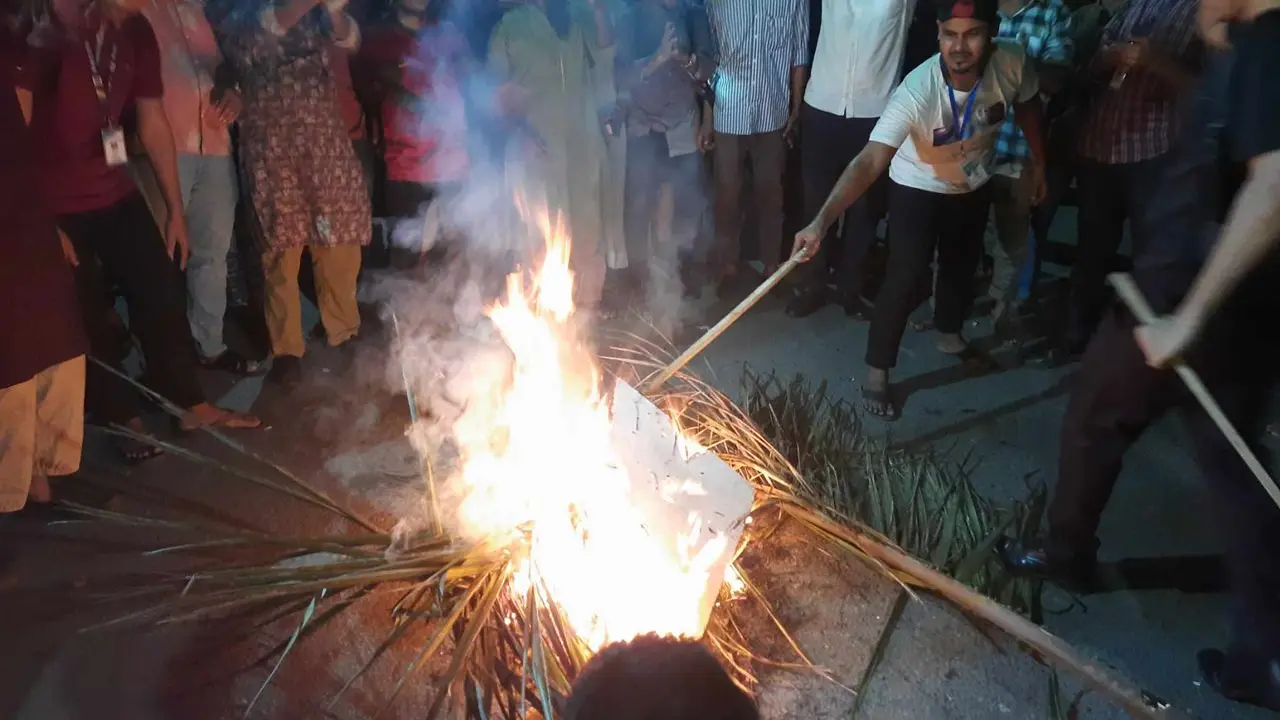 এবার রাষ্ট্রপতির পদত্যাগের দাবিতে বঙ্গভবনের সামনের সড়কে আগুন