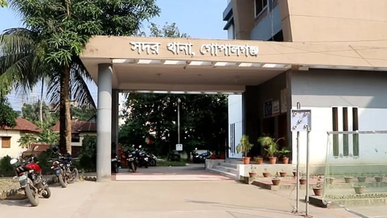ছাত্রলীগ নিষিদ্ধের প্রতিবাদে গোপালগঞ্জে বিক্ষোভ, আটক ৪