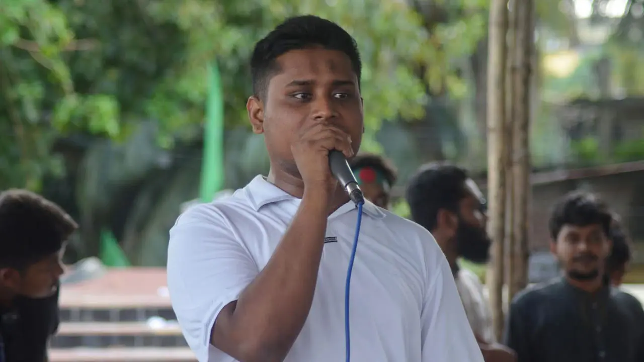 প্রশাসনে এখনও আওয়ামী সহযোগীরা, সরকারের ‘ব্যর্থতা’ বললেন হাসনাত