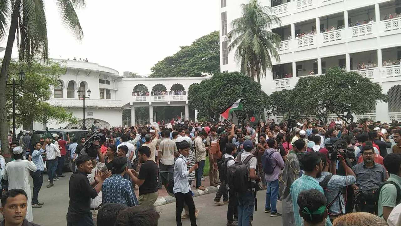 ঘেরাও কর্মসূচিতে হাইকোর্ট প্রাঙ্গণে হাজারো শিক্ষার্থী
