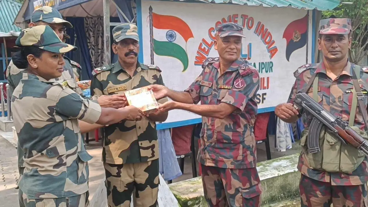 দুর্গাপূজা উপলক্ষ্যে বিএসএফকে মিষ্টি উপহার বিজিবির