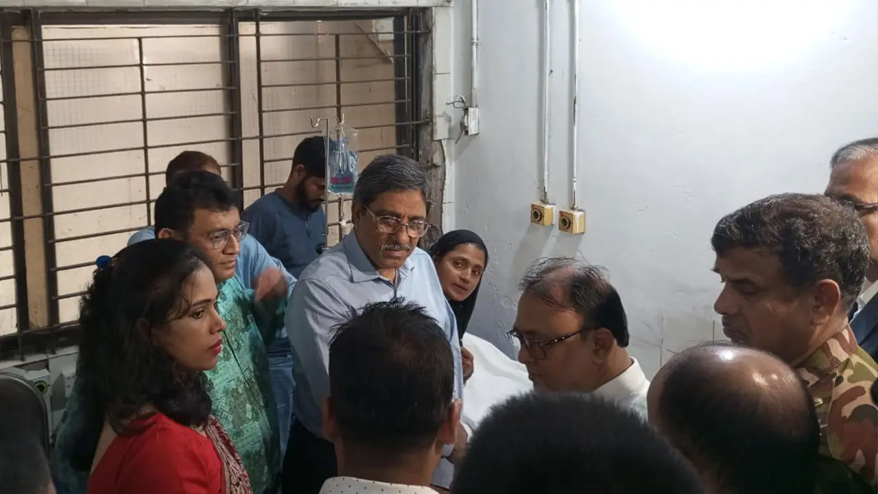 নির্যাতিত গৃহকর্মীকে দেখতে ঢামেকে মানবাধিকার কমিশনের চেয়ারম্যান