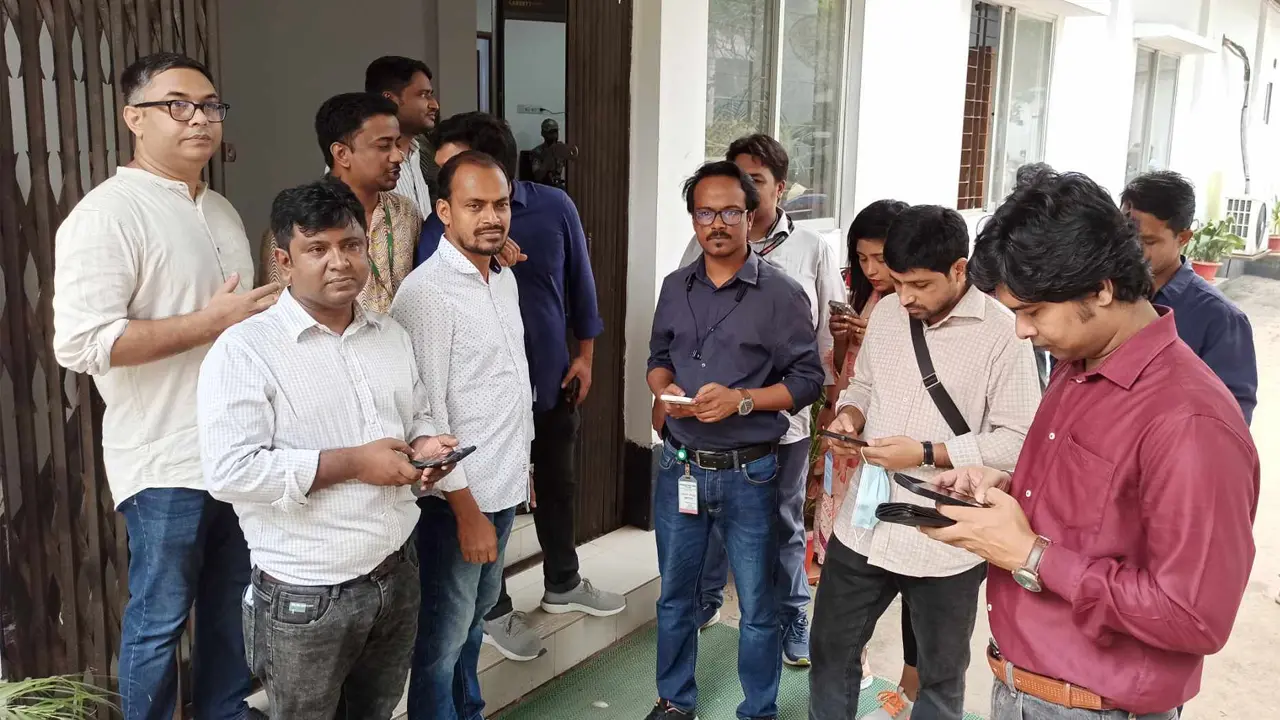 ট্রাইব্যুনালে মোবাইল নিয়ে প্রবেশে বাধা, সাংবাদিকদের প্রতিবাদ