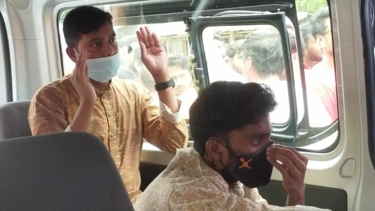 পরীক্ষা দিতে এসে তোপের মুখে দুই ছাত্রলীগ নেতা, পুলিশে সোপর্দ