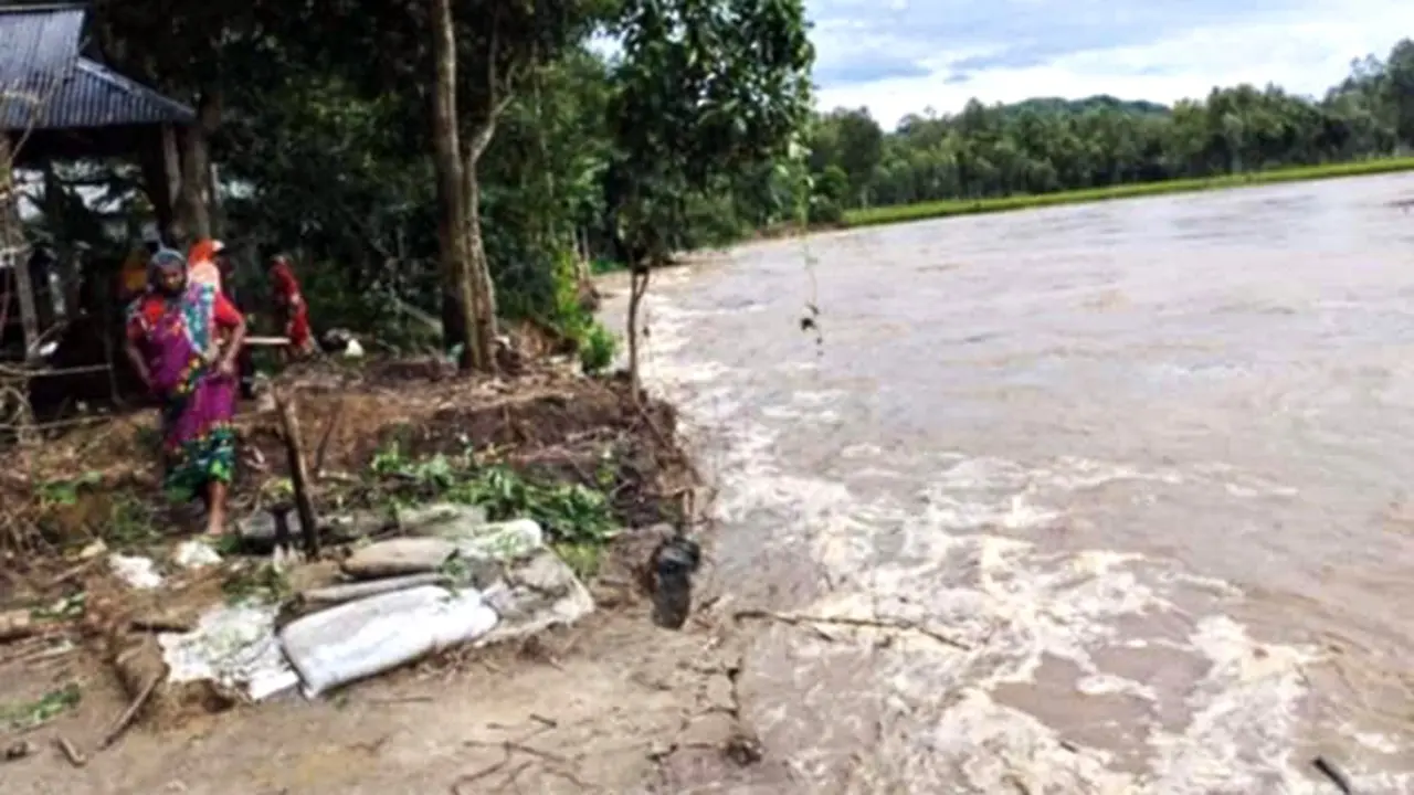 ভাঙন আতঙ্ক, নির্ঘুম রাত কাটছে জামালপুরে নদী পাড়ের বাসিন্দাদের