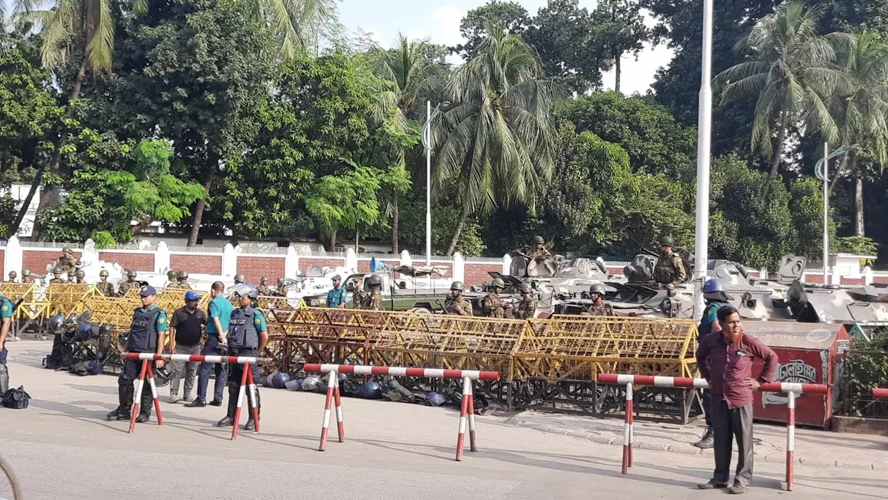 বঙ্গভবন মোড়ে জনতা, পুলিশ-সেনাবাহিনীর সতর্ক অবস্থান
