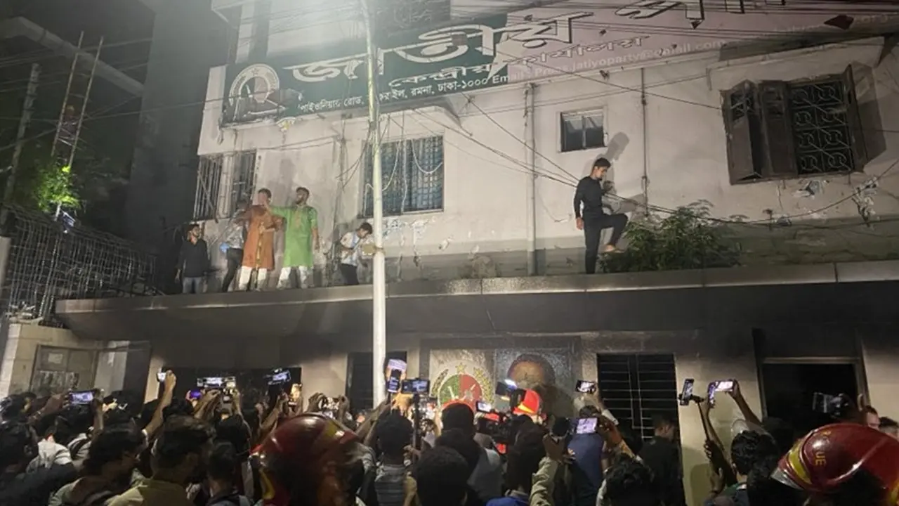 জাতীয় পার্টির কেন্দ্রীয় কার্যালয়ে আগুন-ভাঙচুর