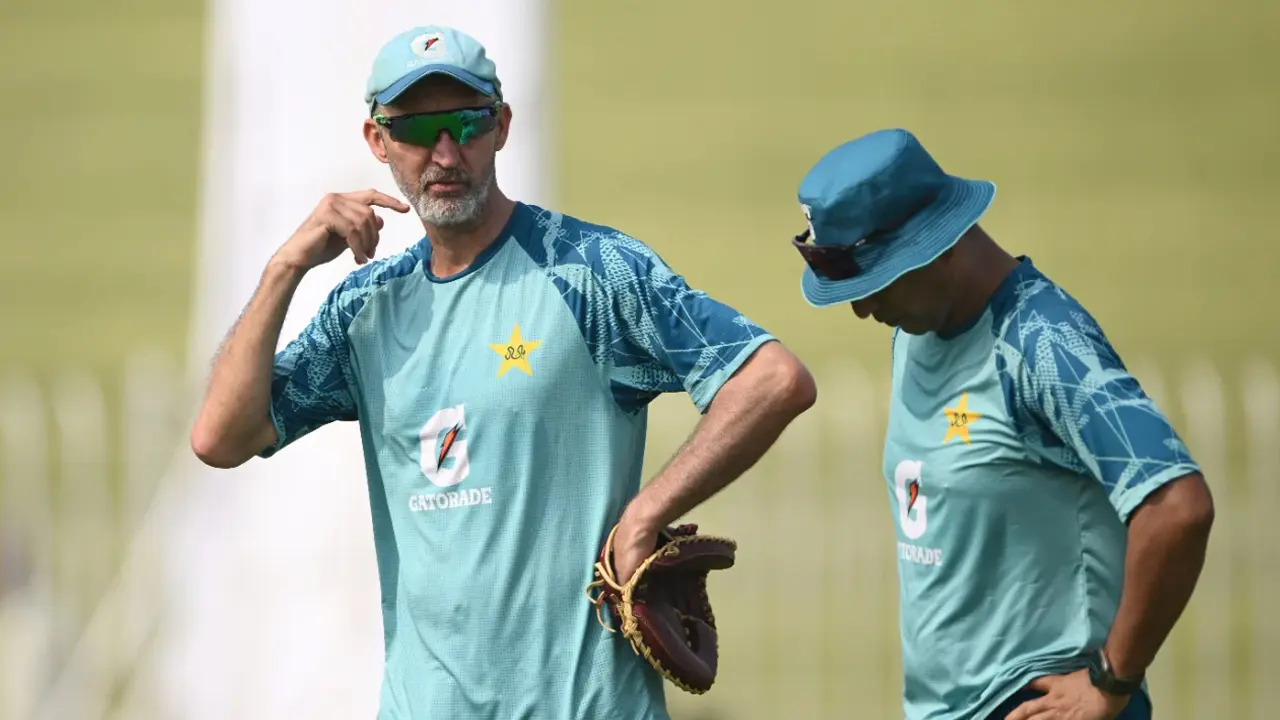 কড়া সমালোচনা করা সাবেক ক্রিকেটারদের পাকিস্তান কোচের বার্তা