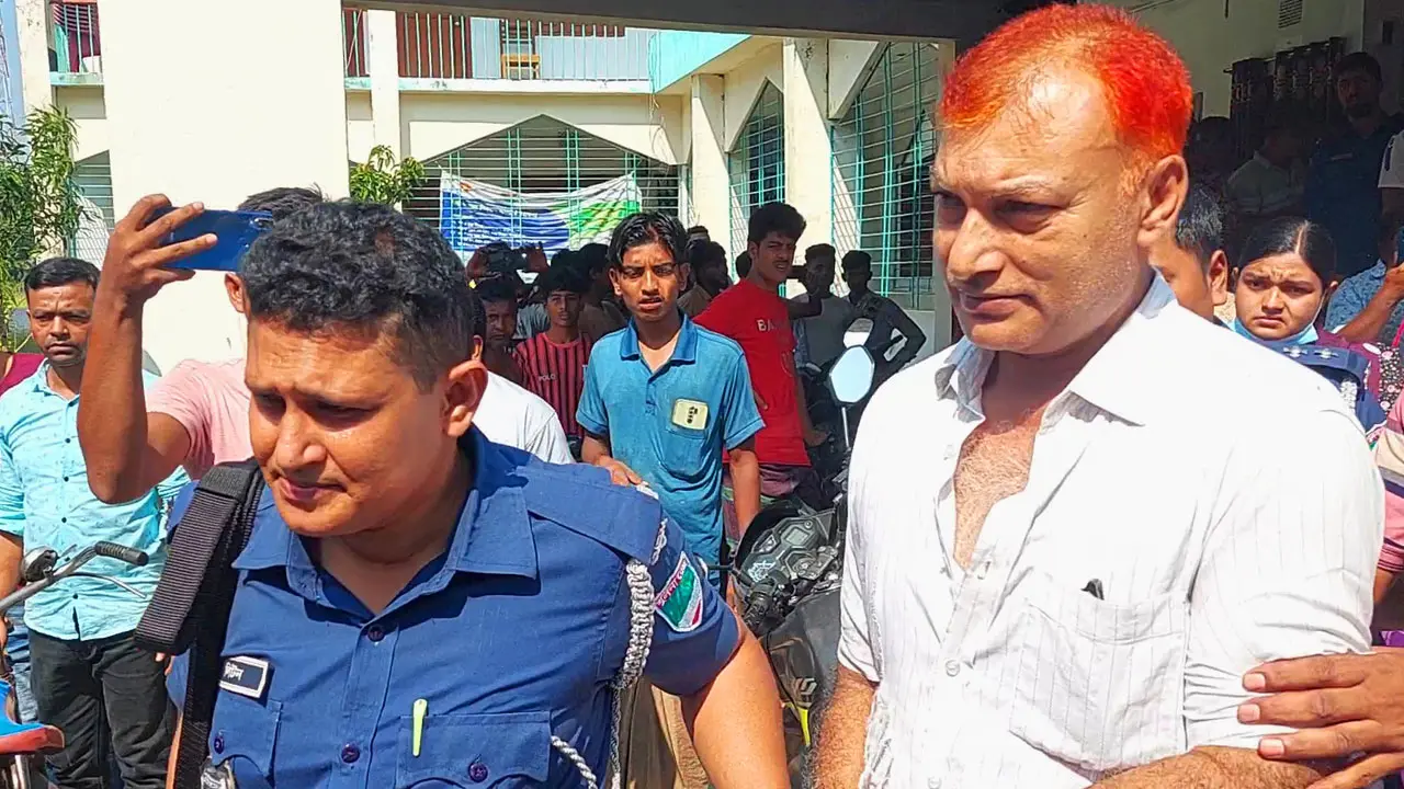 ইউপি চেয়ারম্যানকে মারধর করে পুলিশে দিল জনতা