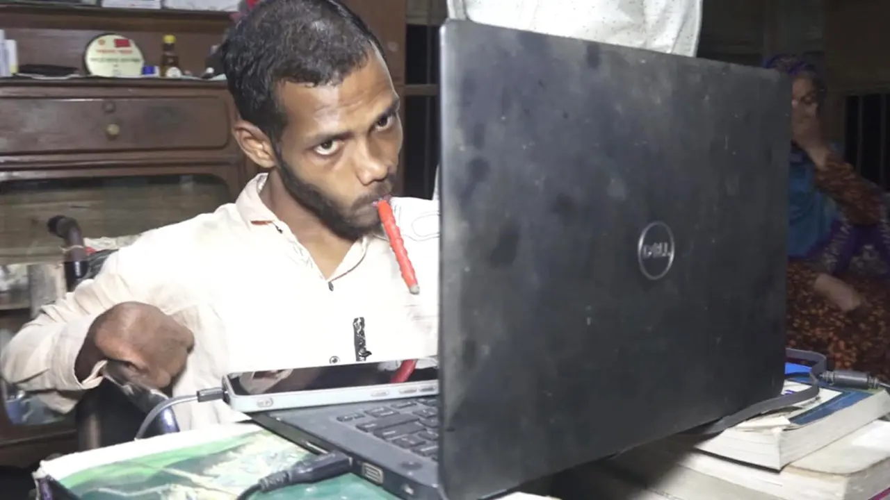 মুখ দিয়ে লিখেই বিসিএস পরীক্ষা দেওয়ার স্বপ্ন জোবায়েরের
