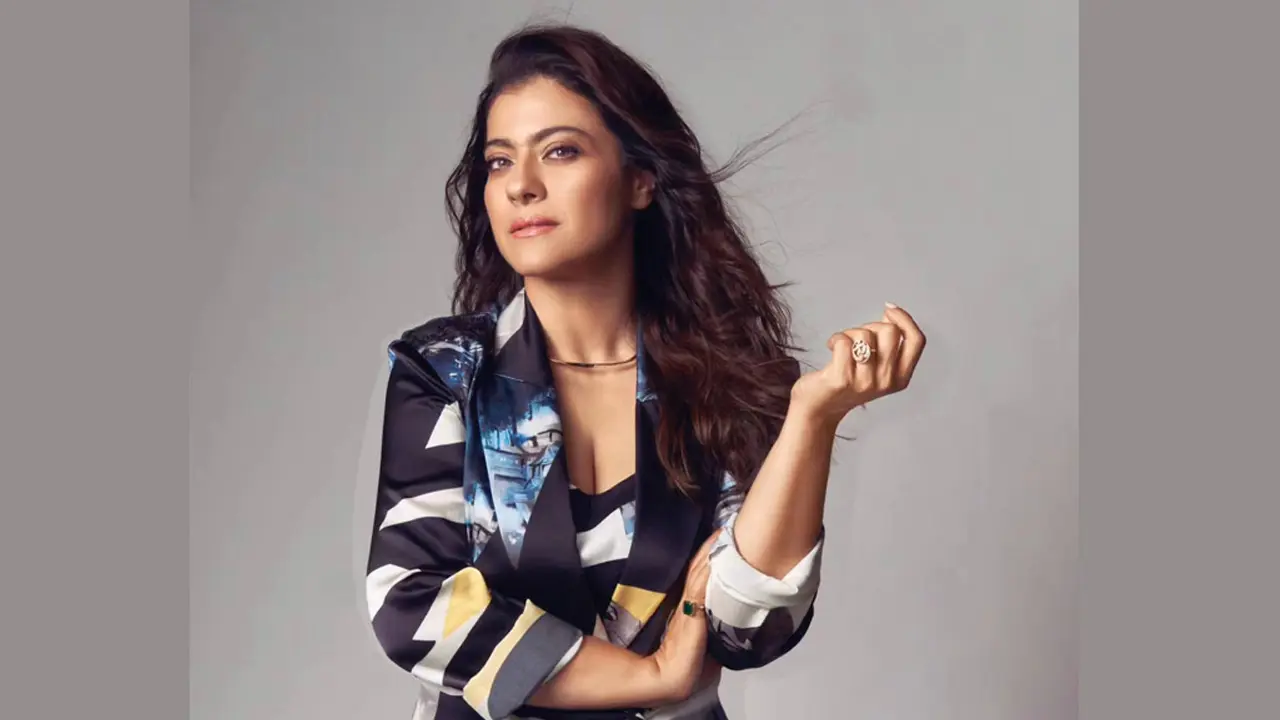 হঠাৎ মণ্ডপে মেজাজ হারালেন কাজল