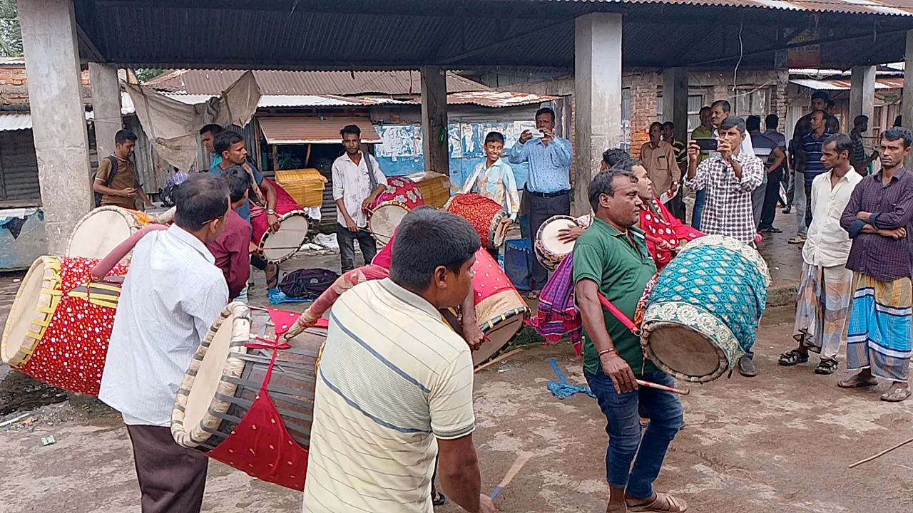 জমে উঠেছে ৫০০ বছরের পুরোনো ঢাকের হাট, বিক্রি হচ্ছেন বাদকরা