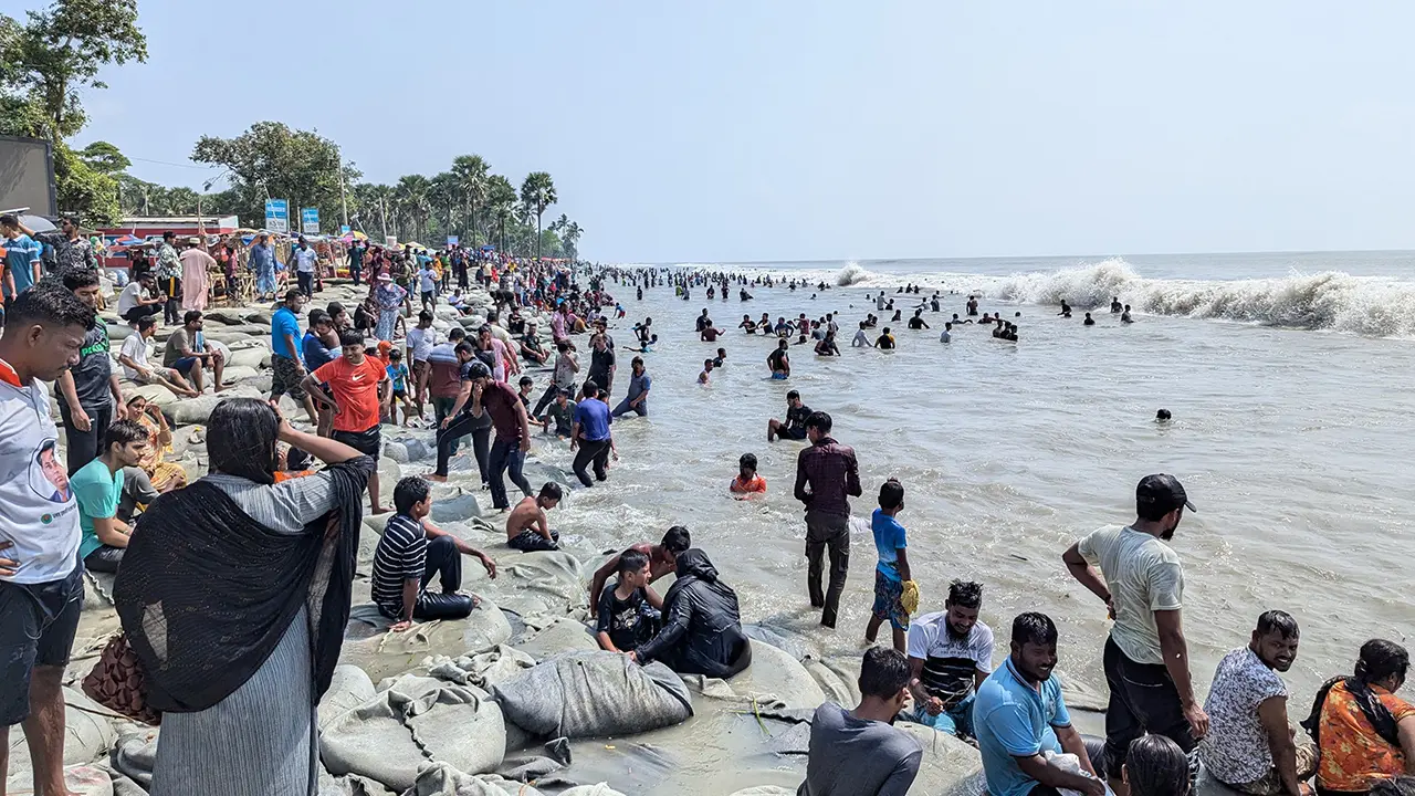 কুয়াকাটা সমুদ্র সৈকত উত্তাল, পর্যটকদের নিরাপদে থাকার নির্দেশ