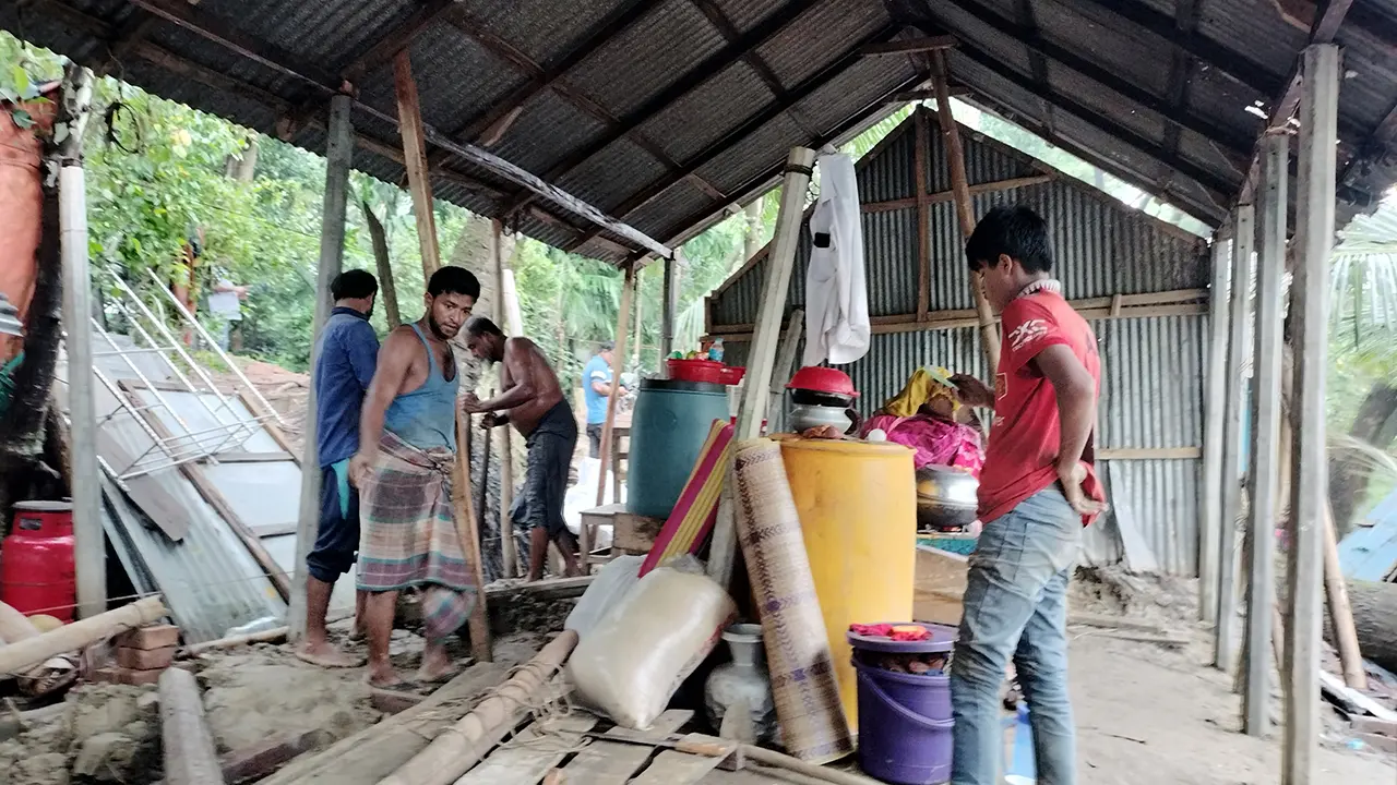 লক্ষ্মীপুরে বন্যায় বিধ্বস্ত ৪০ হাজার বসতঘর, ঘুরে দাঁড়ানোর চেষ্টা