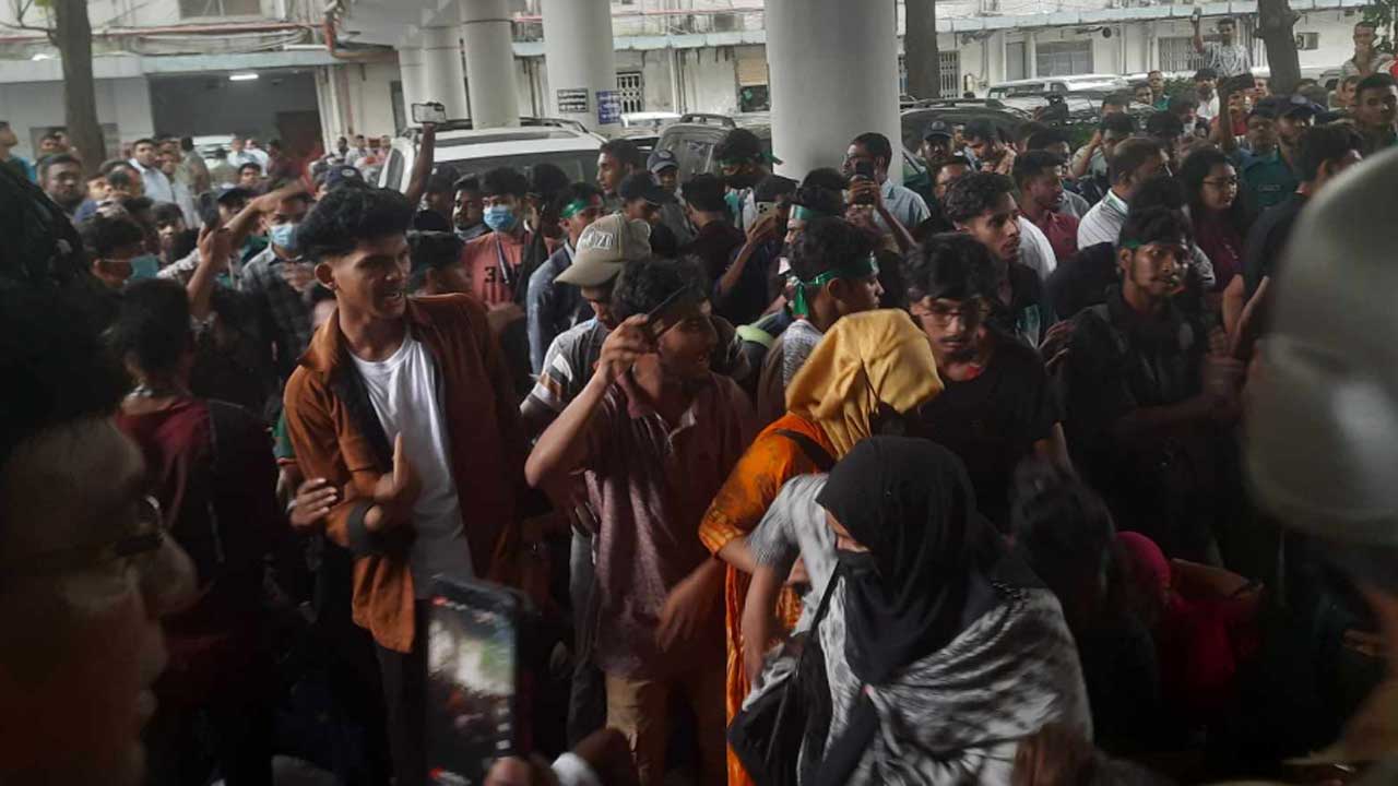 শিক্ষার্থীদের ছত্রভঙ্গ করে দিয়েছেন আইনশৃঙ্খলা বাহিনীর সদস্যরা