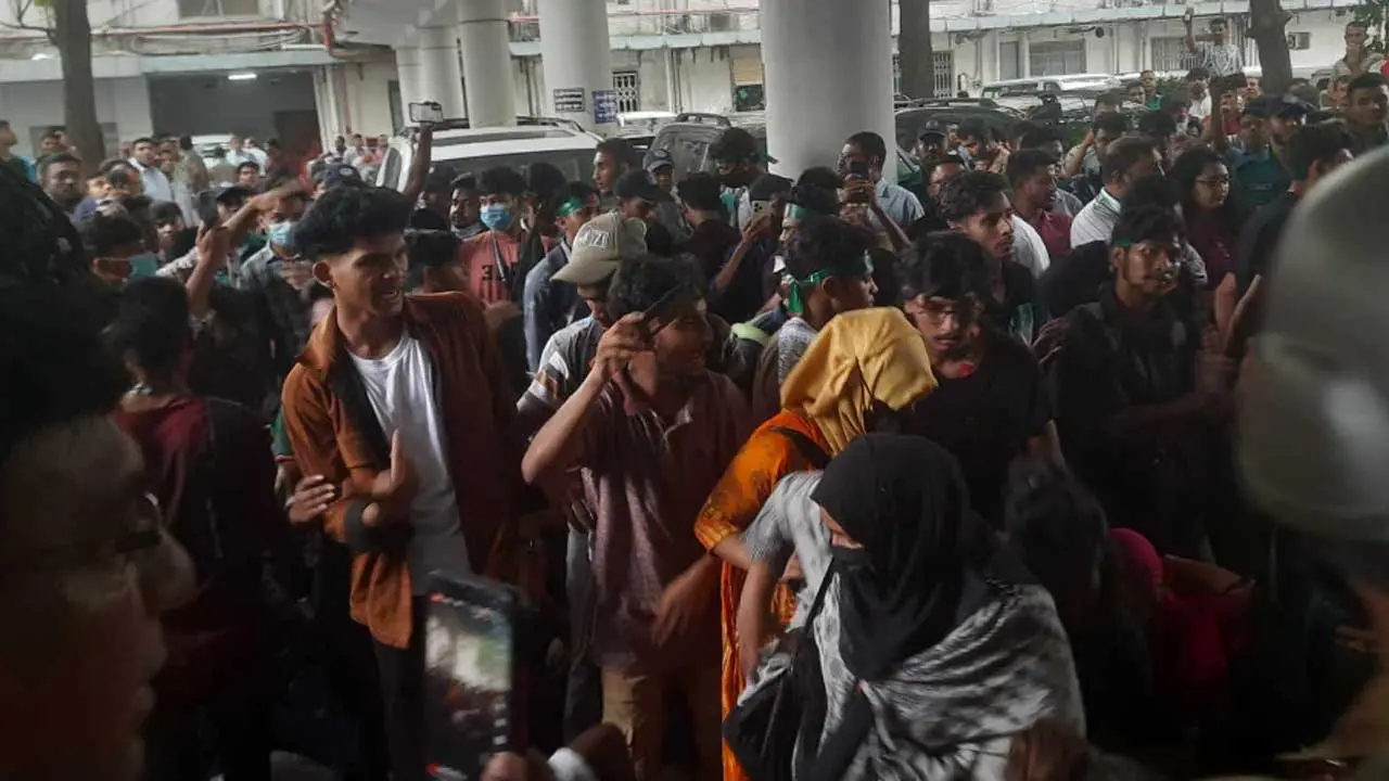 শিক্ষার্থীদের ছত্রভঙ্গ করে দিয়েছেন আইনশৃঙ্খলা বাহিনীর সদস্যরা