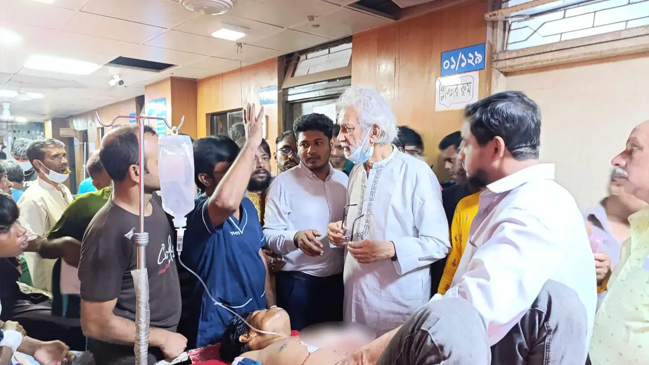 তাঁতিবাজারে মণ্ডপে আহতদের দেখতে গেলেন স্থানীয় সরকার উপদেষ্টা