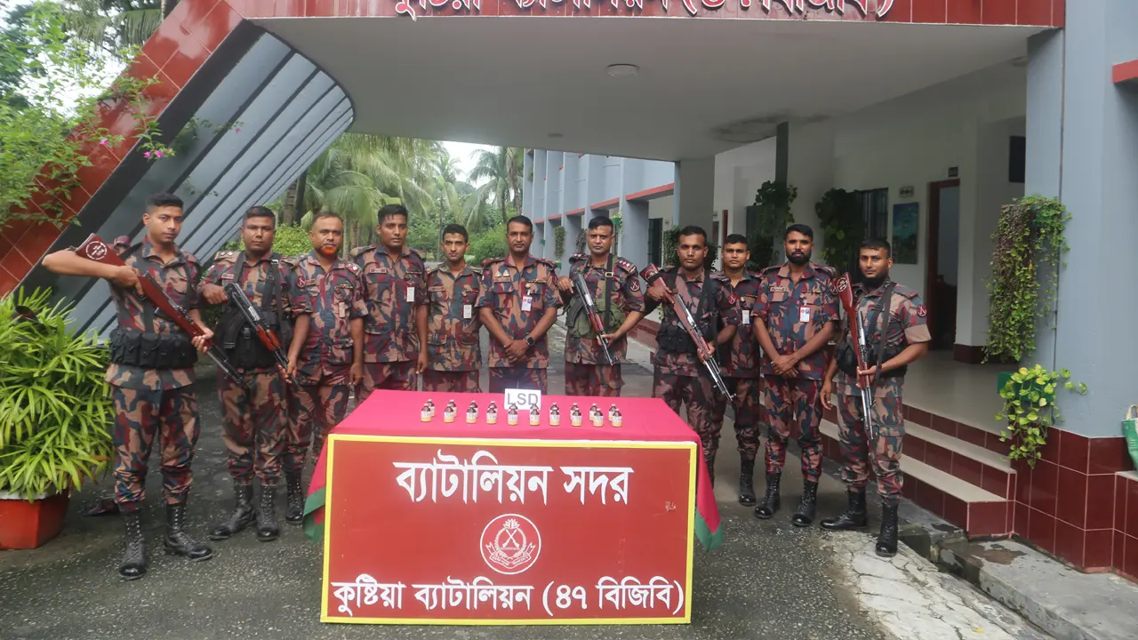 যাত্রীবাহী বাসে মিলল ১০ কোটি টাকার ভয়ঙ্কর মাদক এলএসডি