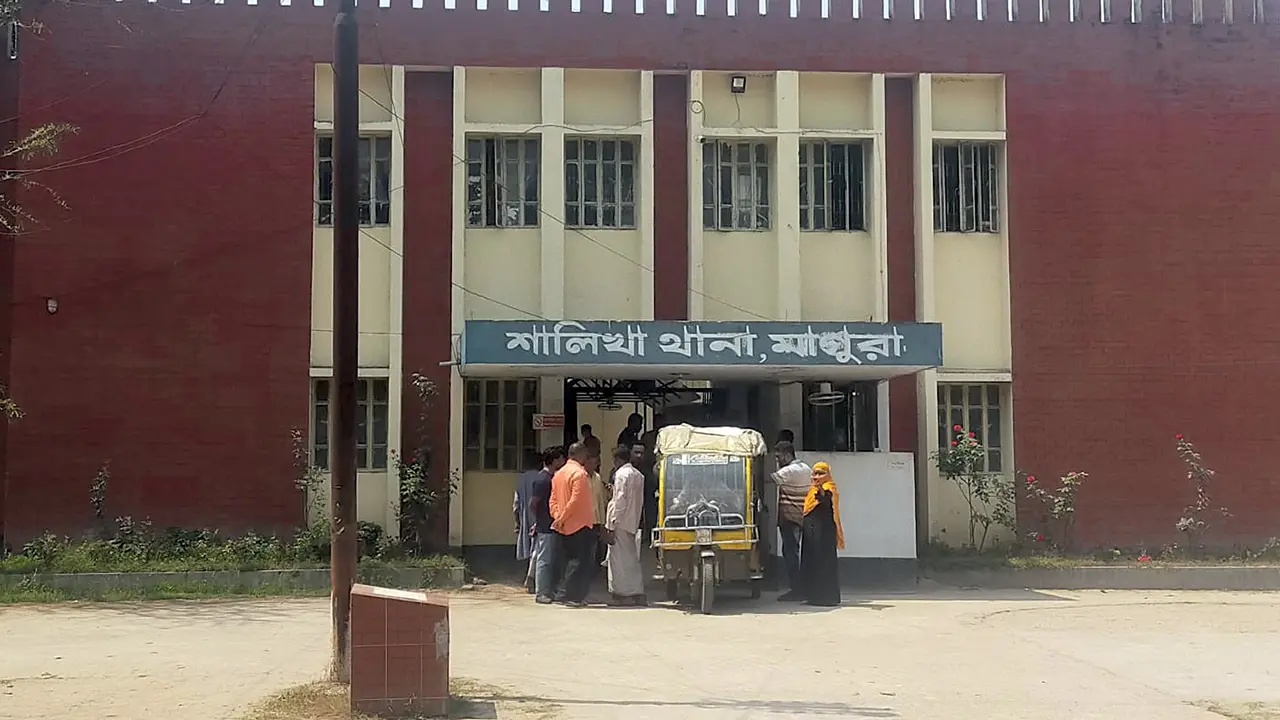ছেলেকে ভাসমান কচুরিপানার ওপর তুলে দিয়ে ডুবে যান বাবা
