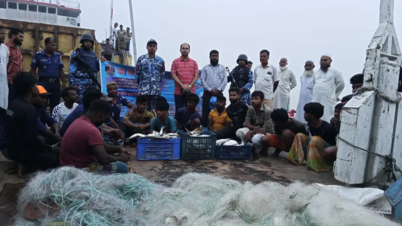 মানিকগঞ্জে নিষেধাজ্ঞা অমান্য করে ইলিশ শিকার, ১৮ জনকে কারাদণ্ড